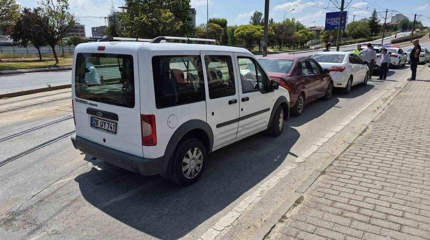 Eskişehir&rsquo;de 3 aracın karıştığı zincirleme trafik kazası ucuz atlatıldı