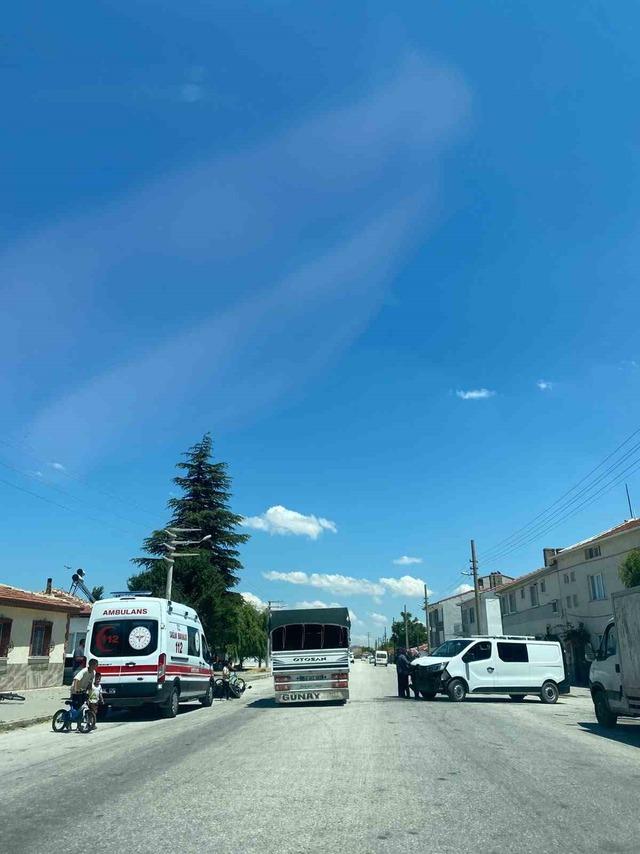 Panelvan araç ile motosiklet çarpıştı: 1 yaralı 2