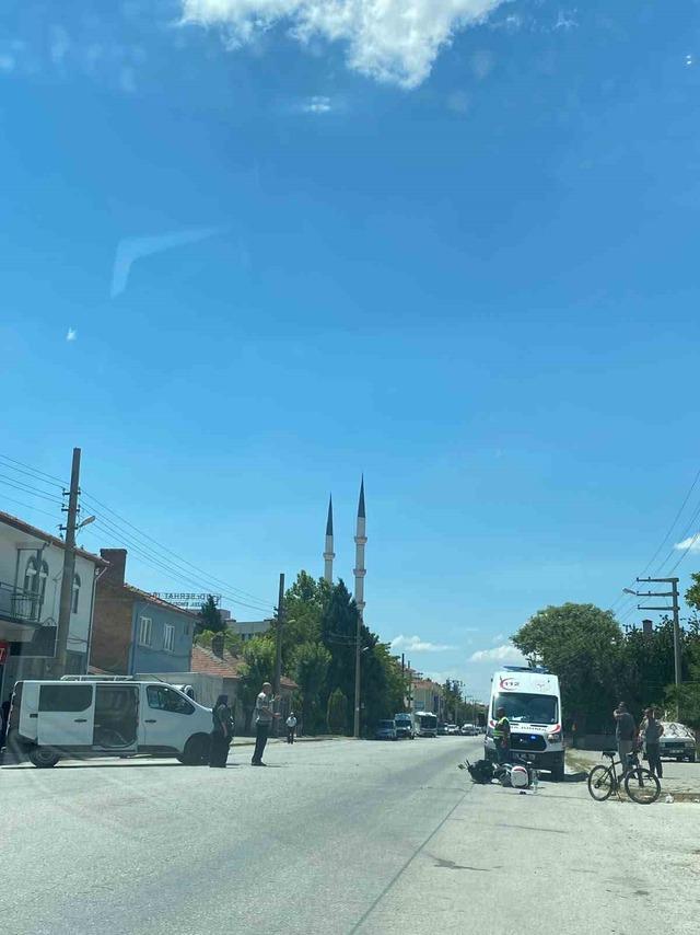 Panelvan araç ile motosiklet çarpıştı: 1 yaralı 1