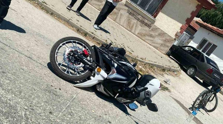 Panelvan ara&ccedil; ile motosiklet &ccedil;arpıştı: 1 yaralı