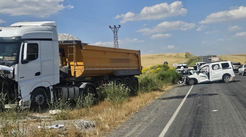 Muş'ta kamyonla &ccedil;arpışan hafif ticari ara&ccedil;taki 2 kişi &ouml;ld&uuml;, 2 kişi yaralandı