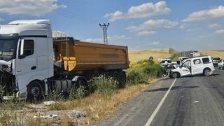 Muş'ta kamyonla çarpışan hafif ticari araçtaki 2 kişi öldü, 2 kişi yaralandı