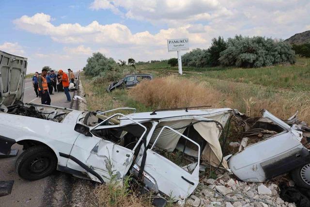 Otomobilin kağıt gibi savrulduğu kazada 4 kişi yaralandı 5