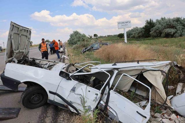 Otomobilin kağıt gibi savrulduğu kazada 4 kişi yaralandı 4