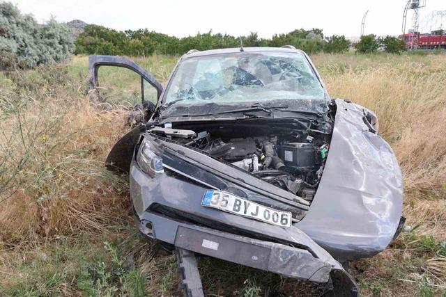 Otomobilin kağıt gibi savrulduğu kazada 4 kişi yaralandı 3