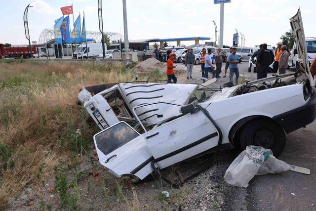 Otomobilin kağıt gibi savrulduğu kazada 4 kişi yaralandı 2