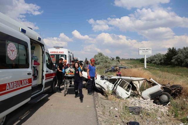 Otomobilin kağıt gibi savrulduğu kazada 4 kişi yaralandı 1