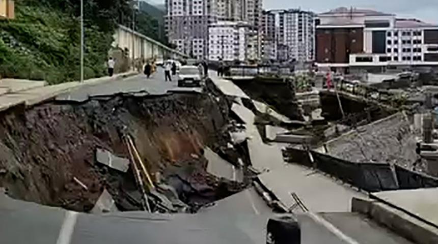 Rize&rsquo;de yol &ccedil;&ouml;kt&uuml;, 2 bina tedbir ama&ccedil;lı tahliye edildi