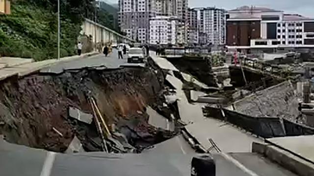 Rize’de yol çöktü, 2 bina tedbir amaçlı tahliye edildi