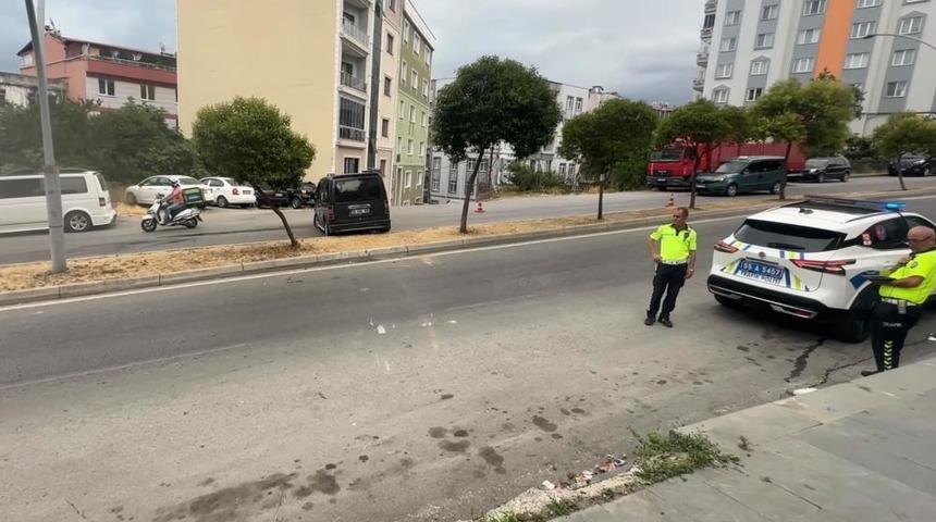 Freni boşalan hafif ticari ara&ccedil; 2 metreden yola d&uuml;şt&uuml;