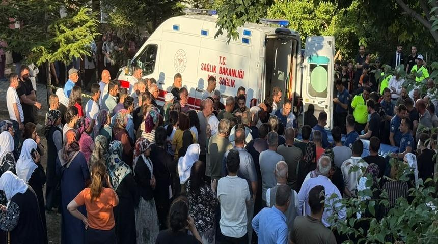 Manevra yapan ambulansın &ccedil;arptığı Muhammet, hayatını kaybetti