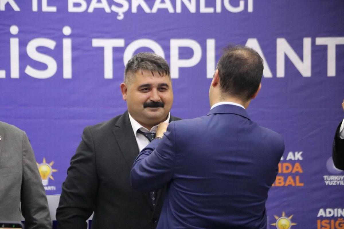 CHP den istifa eden iki meclis &uuml;yesi AK Parti ye ge&ccedil;ti, rozetleri Bakan Kacır taktı 1
