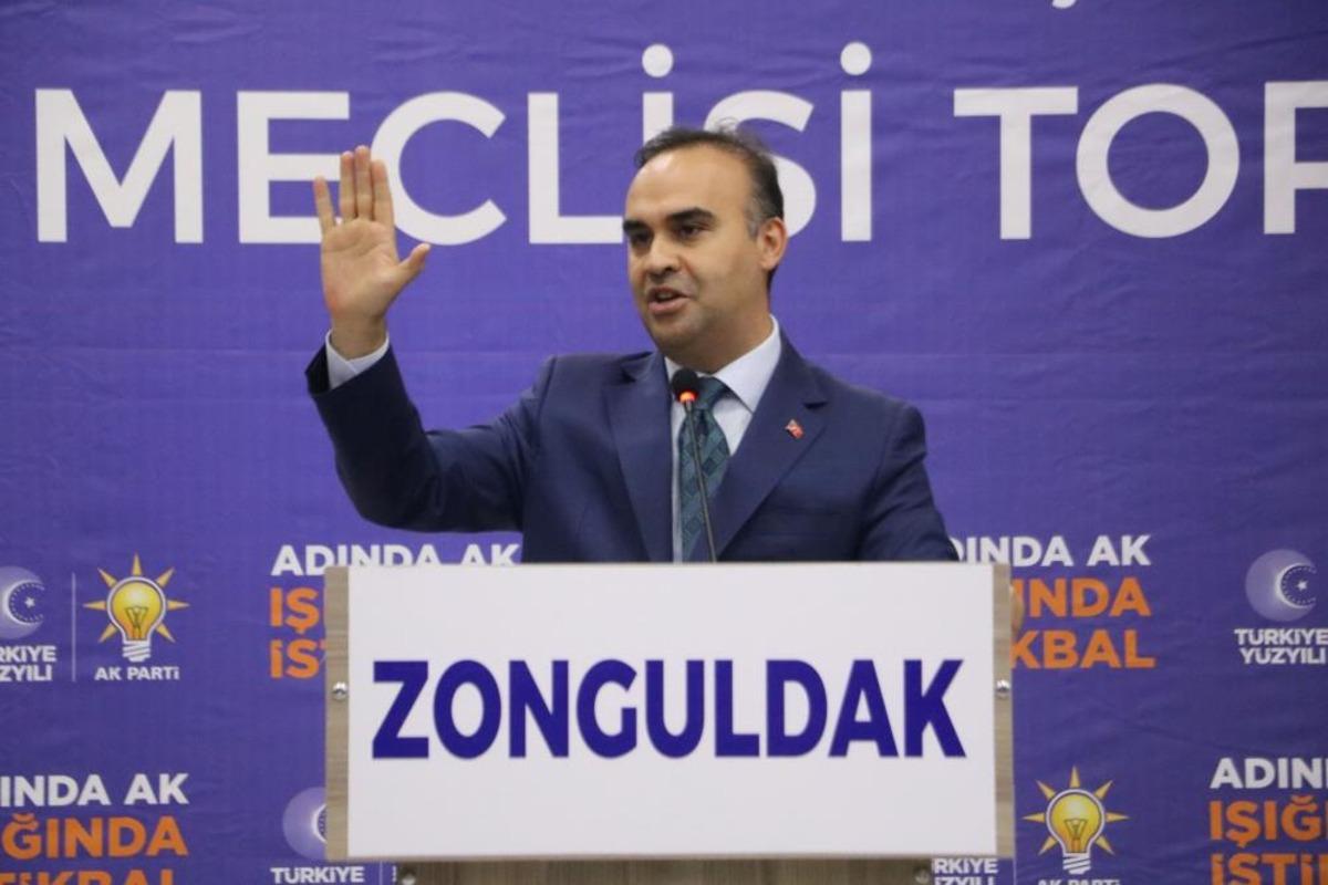 CHP den istifa eden iki meclis &uuml;yesi AK Parti ye ge&ccedil;ti, rozetleri Bakan Kacır taktı 2