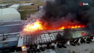 Afyonkarahisar'daki fabrika yangınını söndürme çalışmaları sürüyor
