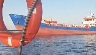 Yalova a&ccedil;ıklarında su tankeri tekneye &ccedil;arptı: 2 kişi denize atlayarak kurtuldu