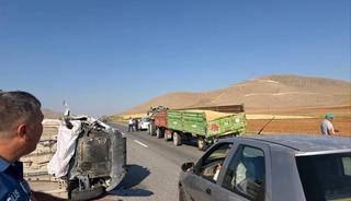 Karaman&rsquo;da trakt&ouml;r&uuml;n r&ouml;morkuna &ccedil;arpan otomobil devrildi: 1 yaralı