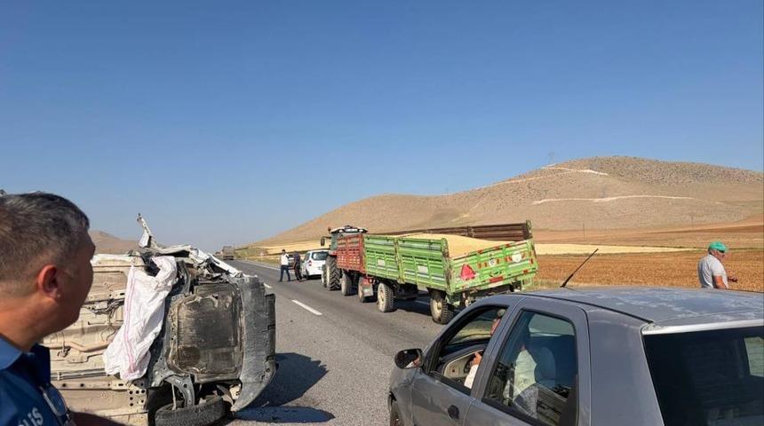 Karaman&rsquo;da trakt&ouml;r&uuml;n r&ouml;morkuna &ccedil;arpan otomobil devrildi: 1 yaralı