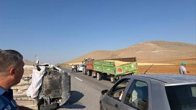 Karaman’da traktörün römorkuna çarpan otomobil devrildi: 1 yaralı
