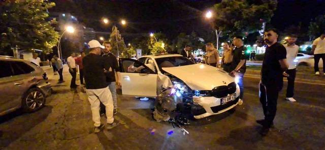 Diyarbakır&rsquo;da iki otomobil &ccedil;arpıştı: 5 yaralı 2