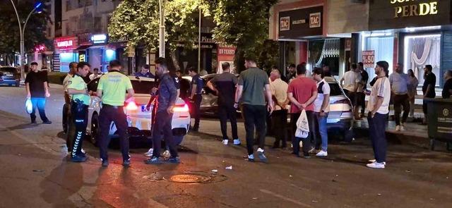 Diyarbakır&rsquo;da iki otomobil &ccedil;arpıştı: 5 yaralı 1