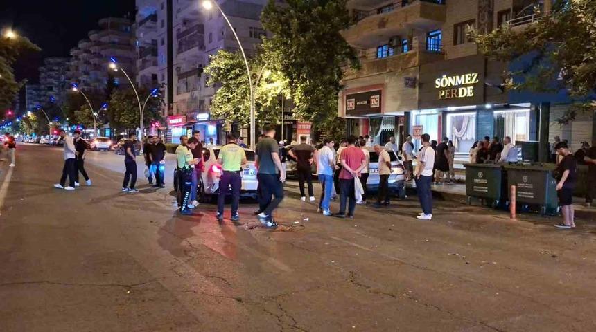 Diyarbakır&rsquo;da iki otomobil &ccedil;arpıştı: 5 yaralı