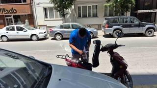 Plakasız elektrikli motosikleti bağlanan sürücü denetime girdiği caddeden taksi ile çıktı