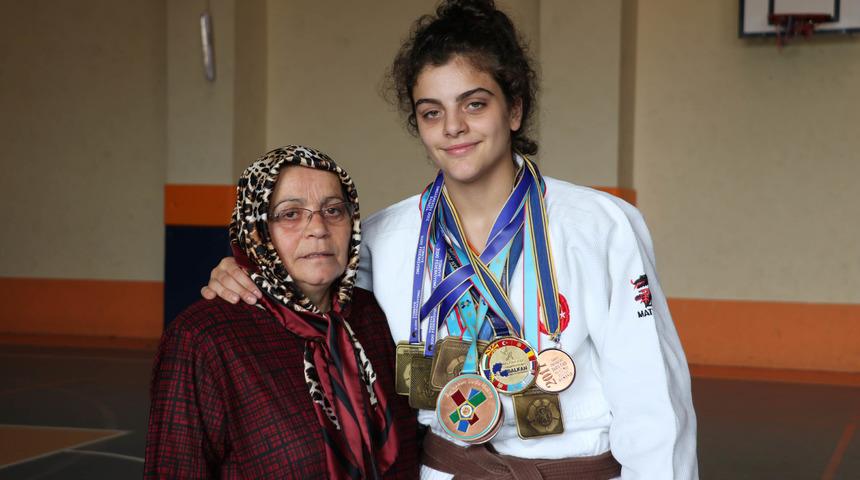 Büyüttüğü torununun şampiyon judocu olması için çabalıyor