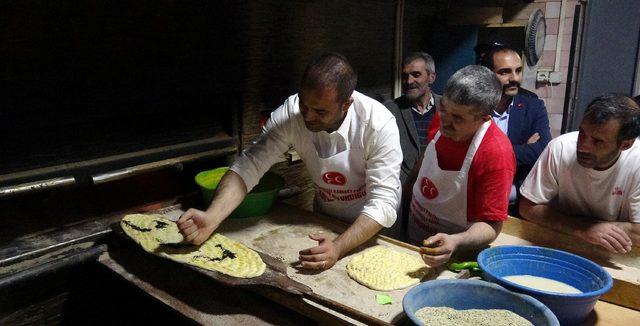 MHP'li aday pişirdiği 3 hilalli pideleri halka dağıttı