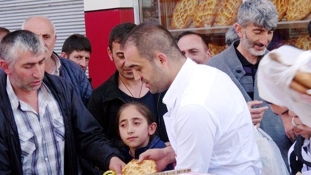 MHP'li aday pişirdiği 3 hilalli pideleri halka dağıttı