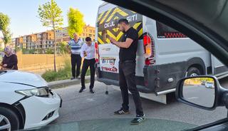 Otomobilin servise &ccedil;arptı! Maddi hasar oluştu