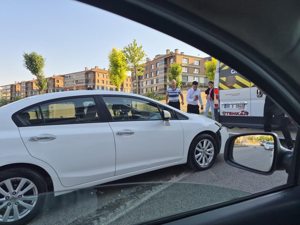 Otomobilin servise çarptı! Maddi hasar oluştu 1