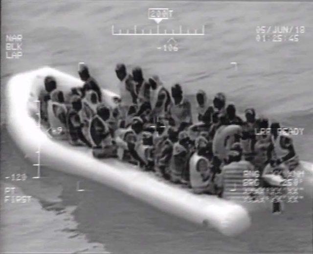 Ege Denizi'nde havadan görüntülenen kaçaklar yakalandı