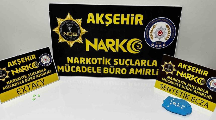 Tutuklu oğlunu ziyarete gitti, &uuml;zerinden 18 uyuşturucu hap &ccedil;ıktı