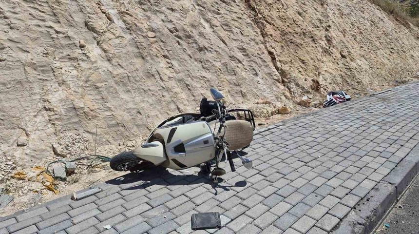 Kontrolden &ccedil;ıkan motosiklet devrildi: 1 yaralı