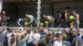Hayırsever çiftçi 30 ton karpuzu ücretsiz dağıttı