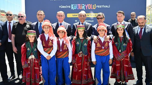 Van’da dokuz gün sürecek kültür, sanat ve lezzet şöleni başladı