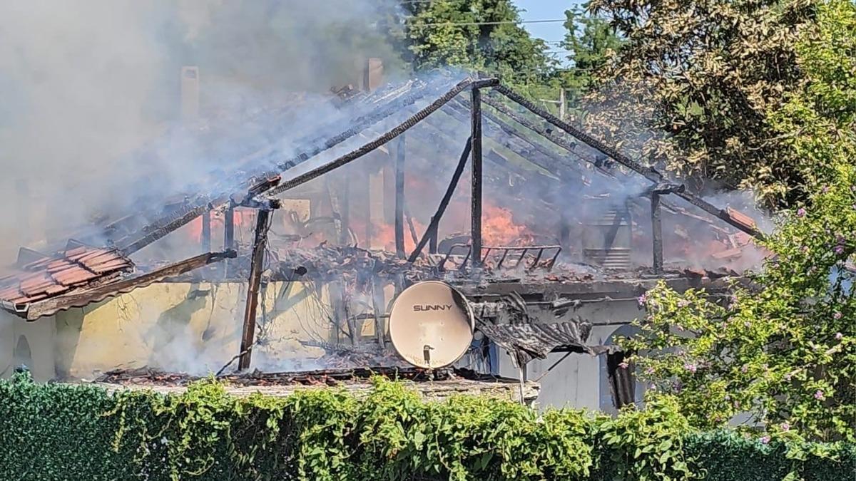Kullanılmayan müstakil evde çıkan yangın paniğe neden oldu