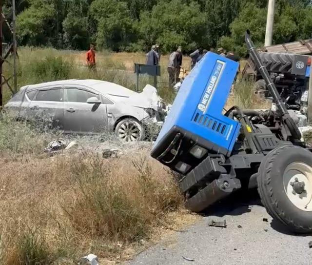 Hasköy’de traktör ile otomobil çarpıştı: 3 yaralı 1