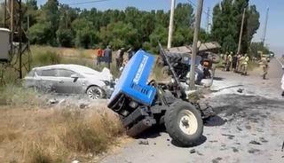 Hask&ouml;y&rsquo;de trakt&ouml;r ile otomobil &ccedil;arpıştı: 3 yaralı