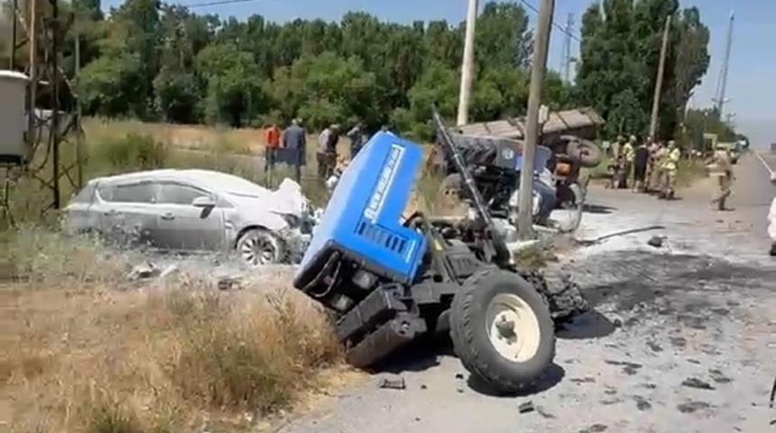 Hask&ouml;y&rsquo;de trakt&ouml;r ile otomobil &ccedil;arpıştı: 3 yaralı