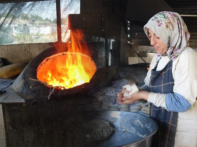 &Ccedil;alıştıkları yer havadan daha sıcak: Litrelerce su i&ccedil;iyorlar