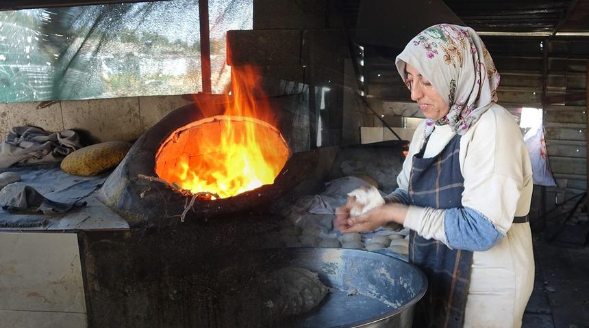 Ekmek parasını ateşten kazanıyorlar: Litrelerce su t&uuml;ketiyorlar