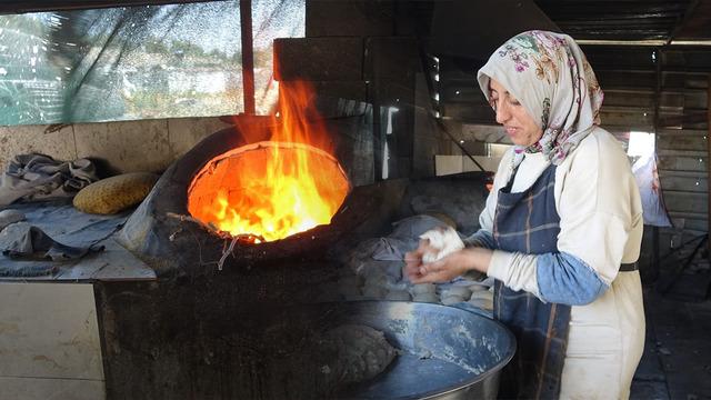 Ekmek parasını ateşten kazanıyorlar: Litrelerce su tüketiyorlar