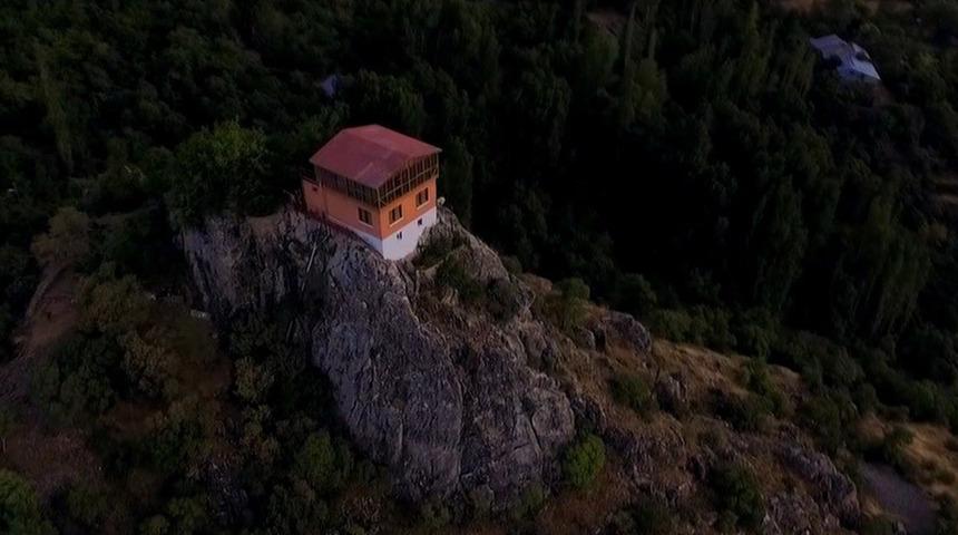 Kayalığın &uuml;zerindeki meşhur ev satışa &ccedil;ıktı! İstenen rakam dudak u&ccedil;uklattı