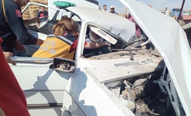 &Ccedil;ankırı&rsquo;da otomobil park halindeki trakt&ouml;re &ccedil;arptı: 3 &ouml;l&uuml;, 1 yaralı 1