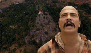 D&uuml;ğ&uuml;n Dernek filmiyle meşhur olmuştu! 96 basamaklı ev satılıyor