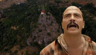 D&uuml;ğ&uuml;n Dernek filmiyle meşhur olmuştu! 96 basamaklı ev satılıyor