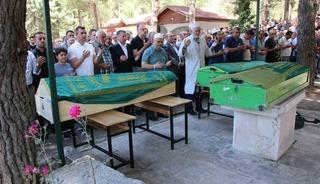 Cenaze d&ouml;n&uuml;ş&uuml; kazada hayatını kaybeden anne ve 2 oğlu son yolculuklarına uğurlandı