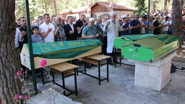 Cenaze dönüşü kazada hayatını kaybeden anne ve 2 oğlu son yolculuklarına uğurlandı