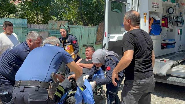 Çatı yangınına müdahale ederken bir alt kata düşen itfaiyeci yaralandı